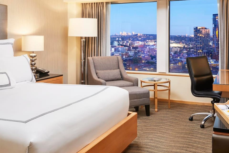 Deluxe king room at Pan Pacific Vancouver overlooking the harbour